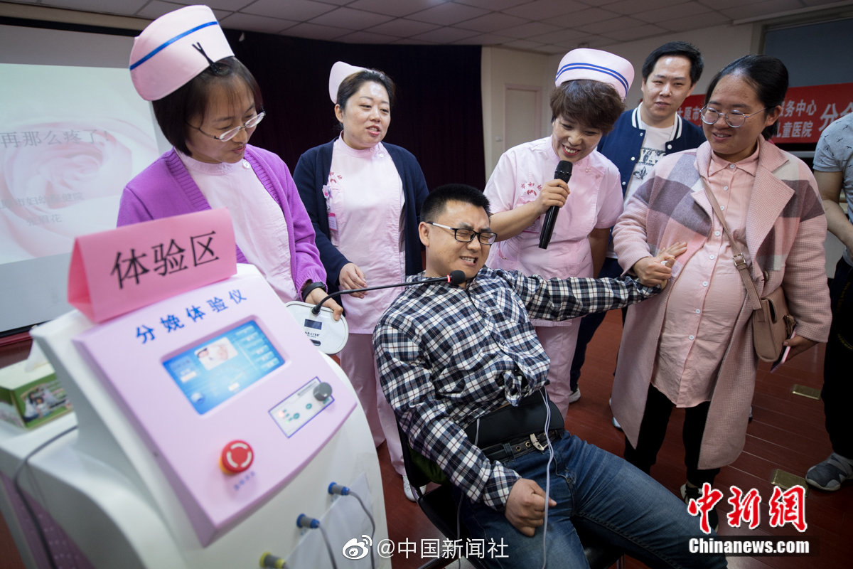 hunta645在滿是豐滿女性的女性共享房屋中我是唯一的男人