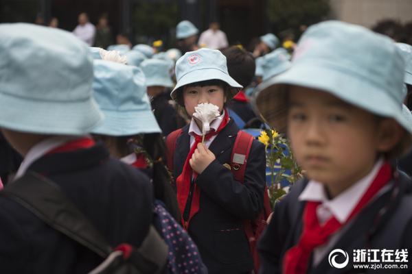 透明内裤被巴撑起的图片